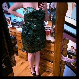 Gorgeous strapless floral dress with pockets!